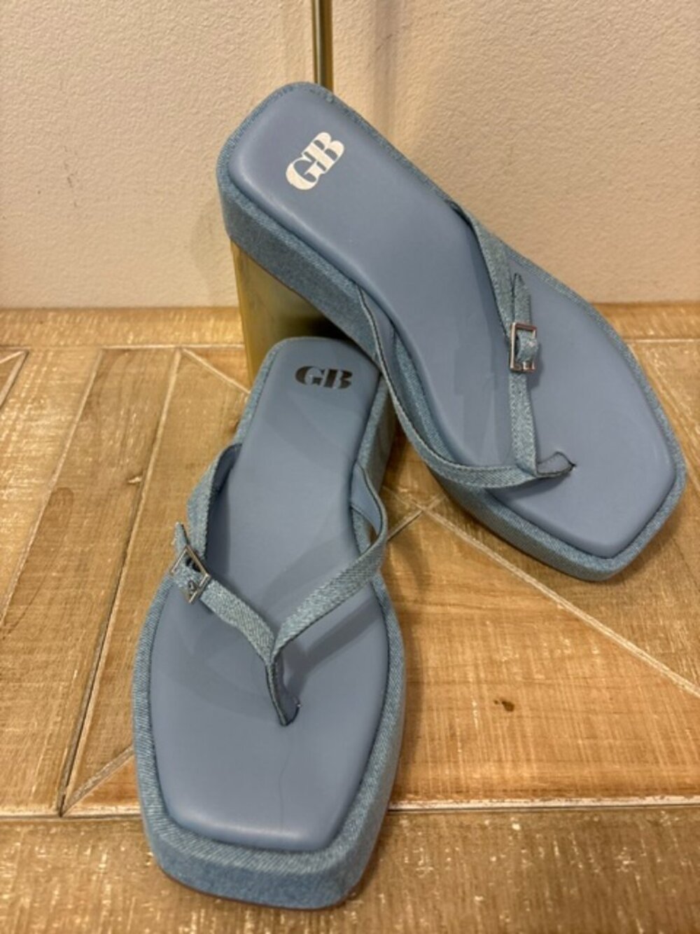 NWOT GB Gianni Bini Platform Thong Sandals Light Blue Denim Size 8.5